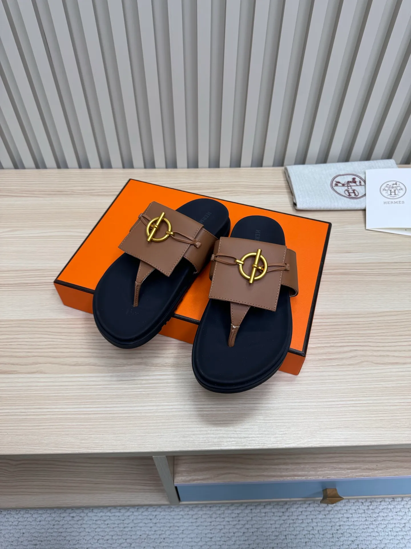 👟👟Ex-factory price 502👟👟Hermes🐎The extremely popular couple’s slippers/the latest hardware buckle sandals and slippers, paired with various colorful socks, so trendy!  ———————— Upper: imported cowhide/sheep leather/cloth/palmprint leather lining: imported cowhide/sheepskin outsole: Tpu non-slip and wear-resistant outsole Female size: 35-42 (40.41.42 non-returnable and non-exchangeable) Male code: 39-45 (45 non-returnable and non-exchangeable)